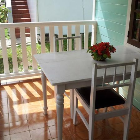Chez Ophelia Cottage Apartments 로조 객실 사진